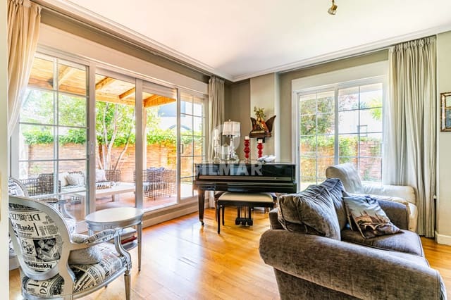 8 bedroom Semi-detached Villa for sale in Majadahonda with pool garage - € 1,400,000 (Ref: 9669240)