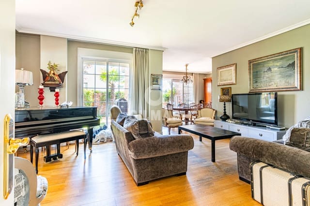 8 bedroom Semi-detached Villa for sale in Majadahonda with pool garage - € 1,400,000 (Ref: 9669240)