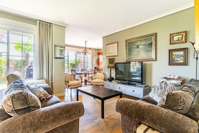 8 bedroom Semi-detached Villa for sale in Majadahonda with pool garage - € 1,400,000 (Ref: 9669240)