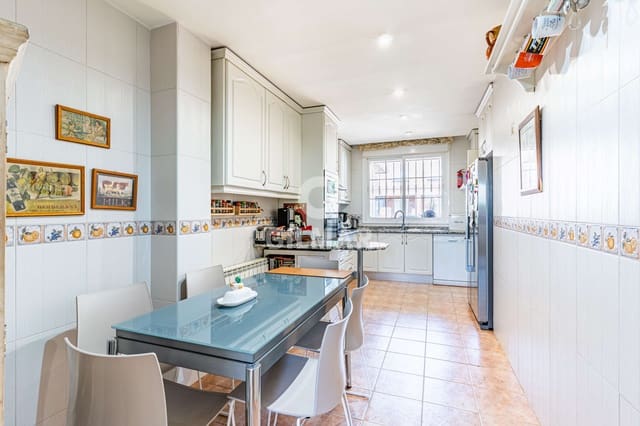 8 bedroom Semi-detached Villa for sale in Majadahonda with pool garage - € 1,400,000 (Ref: 9669240)