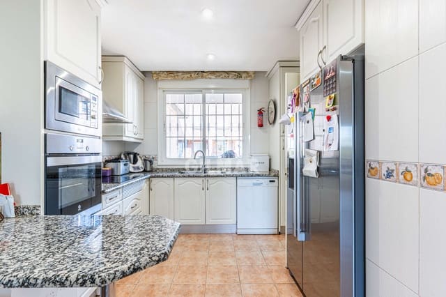 8 bedroom Semi-detached Villa for sale in Majadahonda with pool garage - € 1,400,000 (Ref: 9669240)