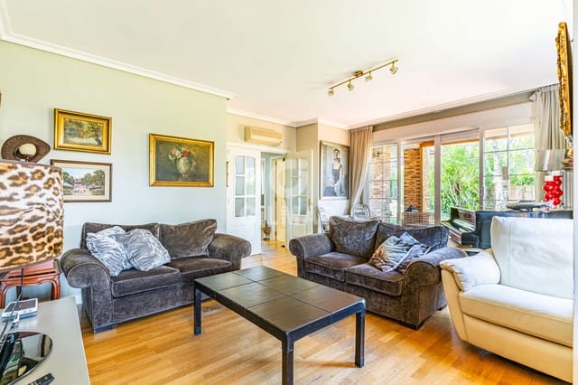 8 bedroom Semi-detached Villa for sale in Majadahonda with pool garage - € 1,400,000 (Ref: 9669240)
