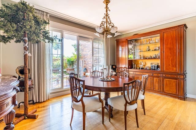 8 bedroom Semi-detached Villa for sale in Majadahonda with pool garage - € 1,400,000 (Ref: 9669240)