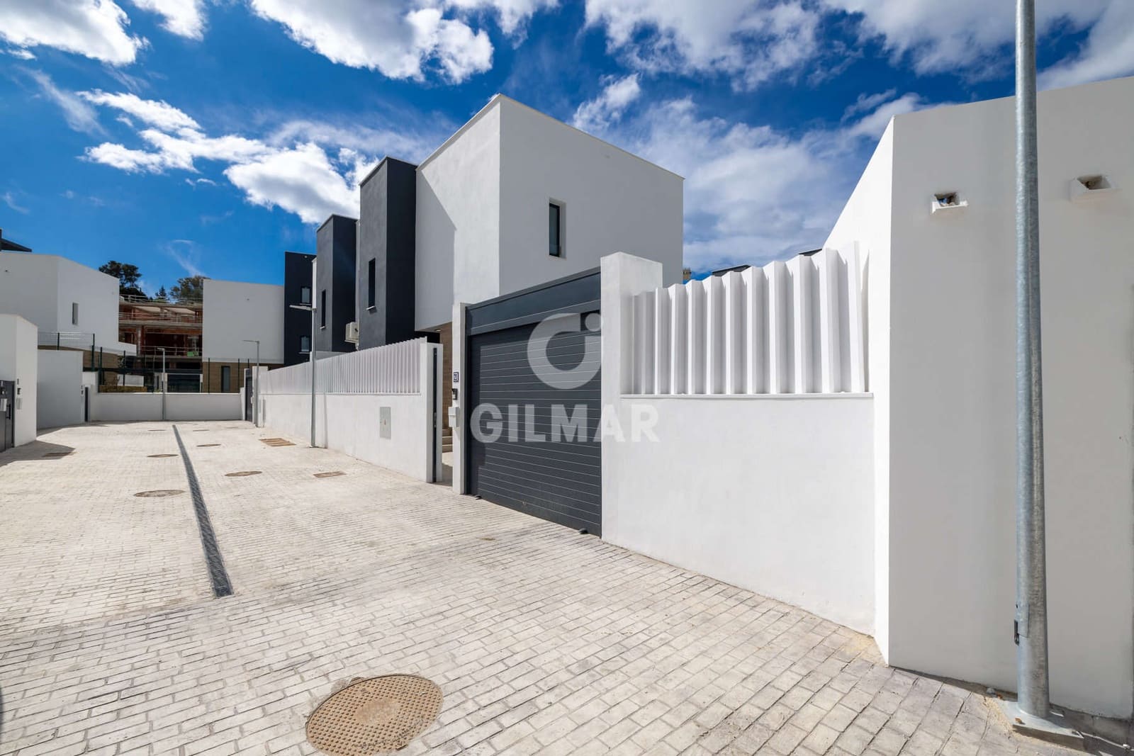 3 soverom Kjedet enebolig til salgs i New Golden Mile med svømmebasseng garasje - € 950 000 (Ref: 9674778)