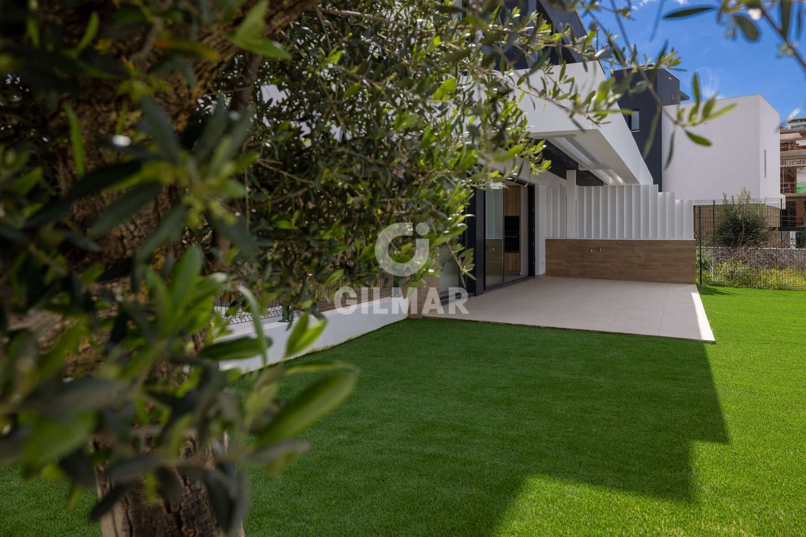 3 soverom Kjedet enebolig til salgs i New Golden Mile med svømmebasseng garasje - € 950 000 (Ref: 9674778)