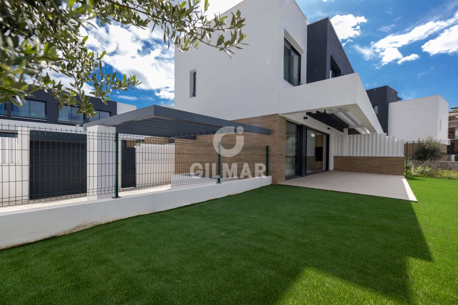 3 soverom Kjedet enebolig til salgs i New Golden Mile med svømmebasseng garasje - € 950 000 (Ref: 9674778)