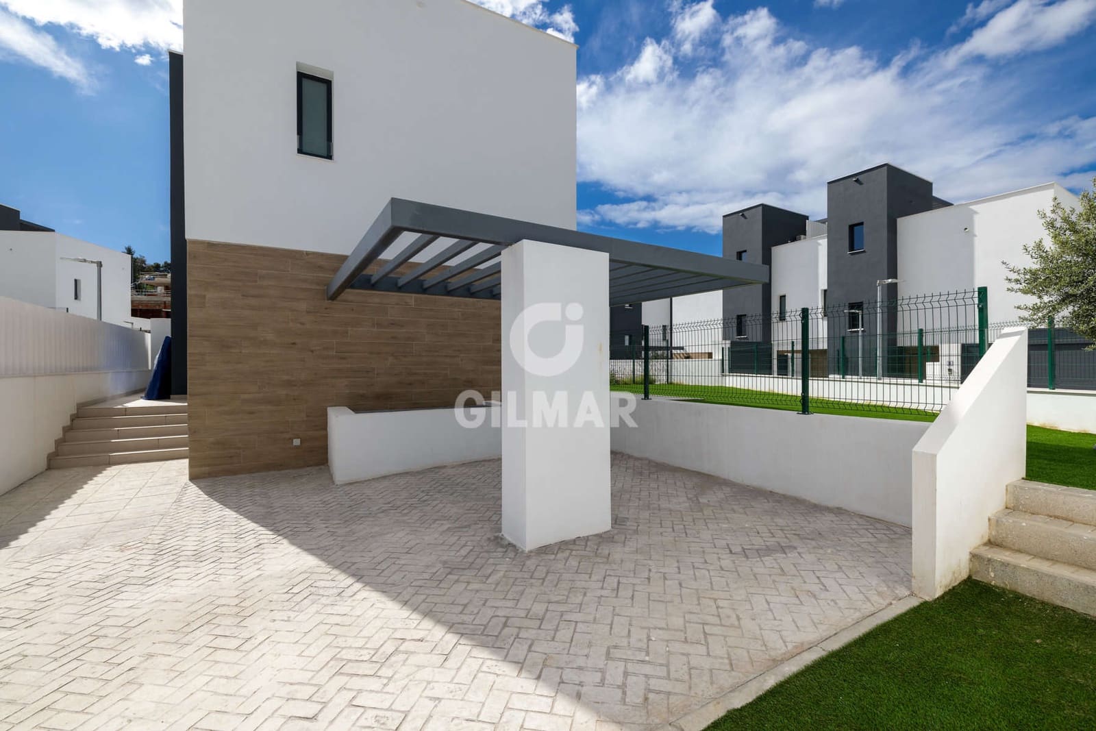 3 soverom Kjedet enebolig til salgs i New Golden Mile med svømmebasseng garasje - € 950 000 (Ref: 9674778)