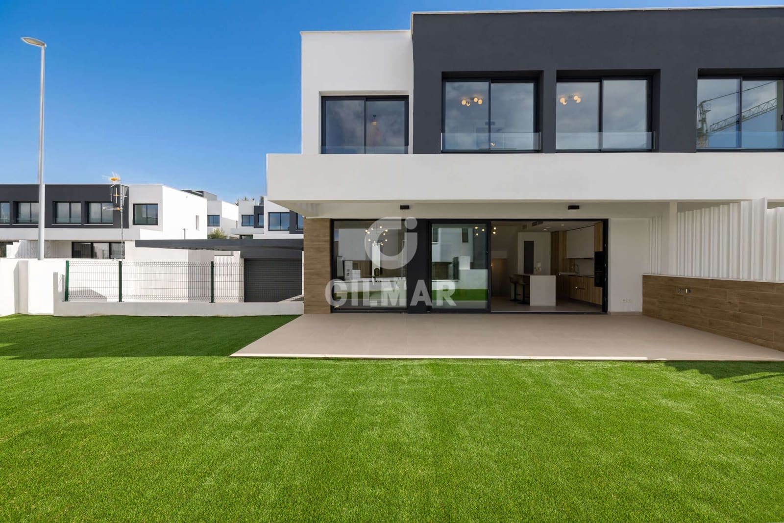 3 soverom Kjedet enebolig til salgs i New Golden Mile med svømmebasseng garasje - € 950 000 (Ref: 9674778)