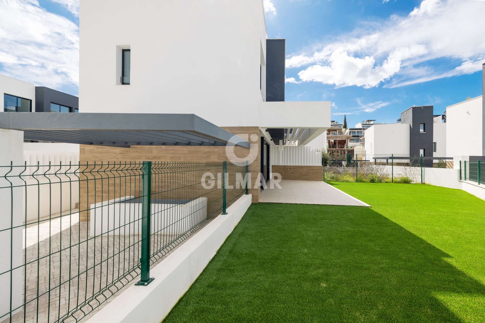 3 soverom Kjedet enebolig til salgs i New Golden Mile med svømmebasseng garasje - € 950 000 (Ref: 9674778)