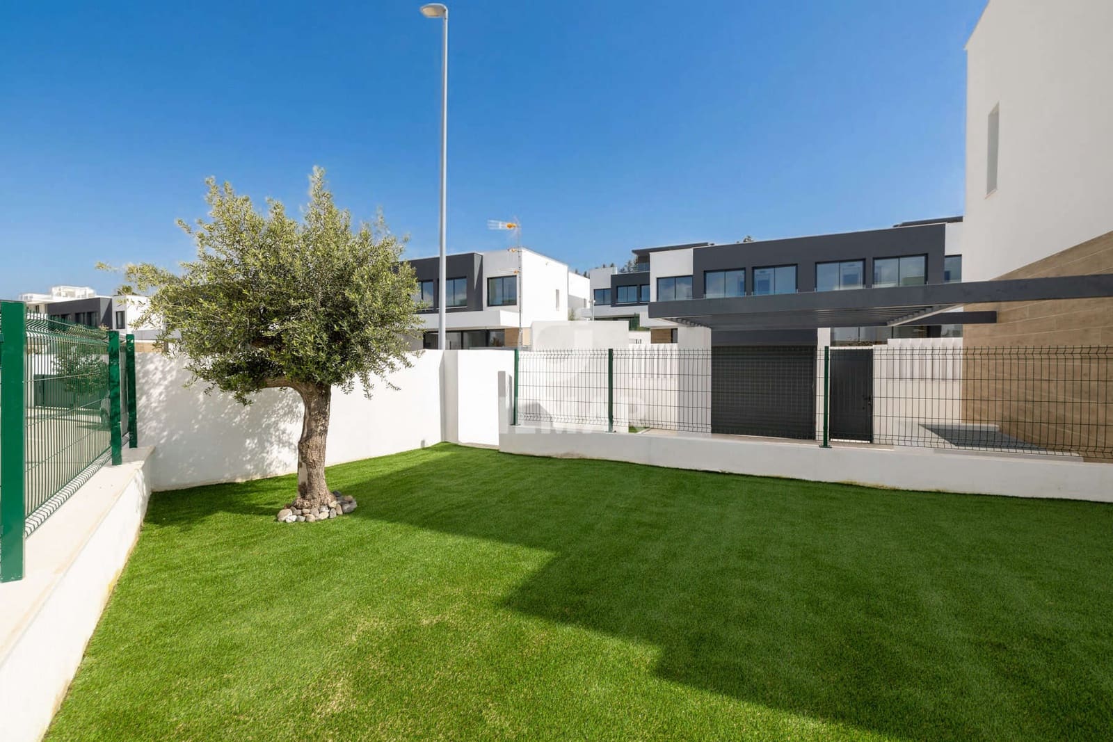 3 soverom Kjedet enebolig til salgs i New Golden Mile med svømmebasseng garasje - € 950 000 (Ref: 9674778)