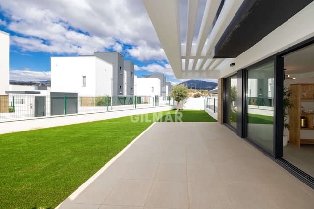 Pareado de 3 habitaciones en Nueva Atalaya, Estepona en venta con piscina garaje - 950.000 € (Ref: 9674778)