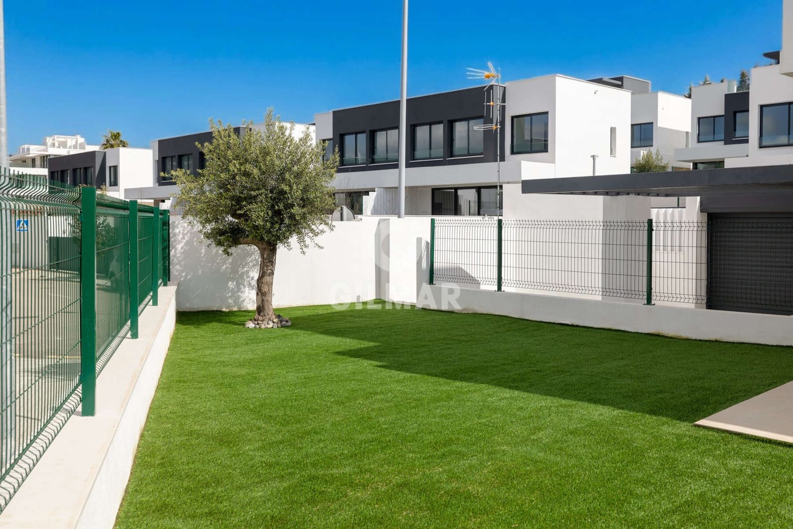 3 soverom Kjedet enebolig til salgs i New Golden Mile med svømmebasseng garasje - € 950 000 (Ref: 9674778)