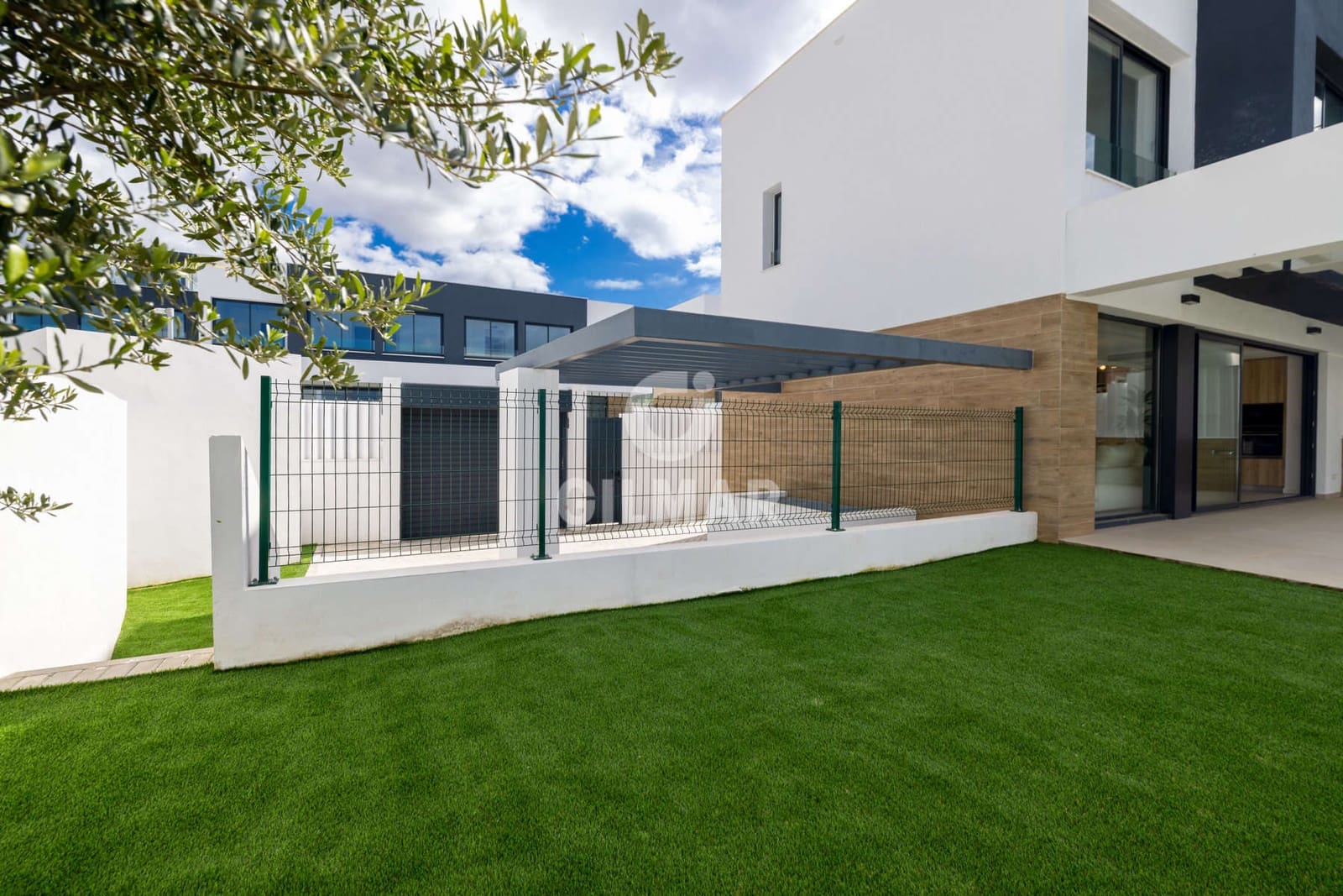 3 soverom Kjedet enebolig til salgs i New Golden Mile med svømmebasseng garasje - € 950 000 (Ref: 9674778)