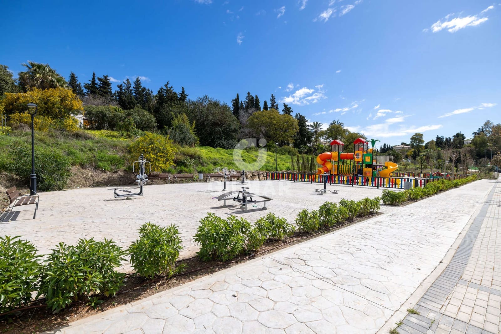 3 soverom Kjedet enebolig til salgs i New Golden Mile med svømmebasseng garasje - € 950 000 (Ref: 9674778)