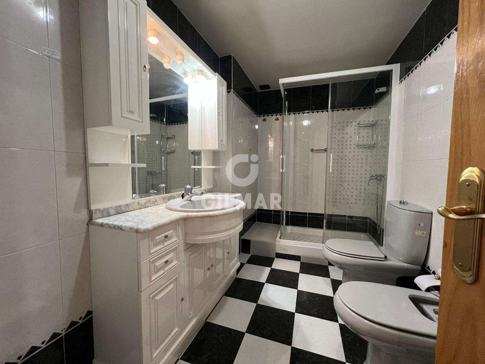 4 chambre Villa/Maison Mitoyenne à vendre à Madrid ville avec garage - 849 000 € (Ref: 9699286)