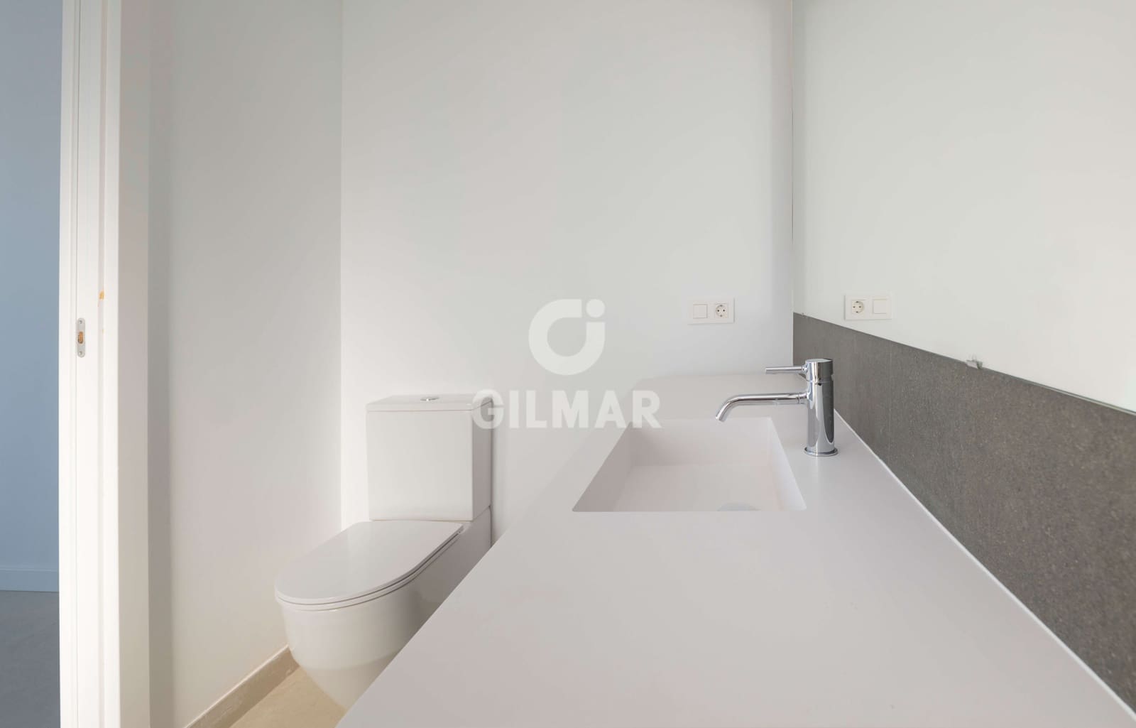 3 soveværelse Semi-Rækkehus til salg i Estepona med swimmingpool garage - € 1.050.000 (Ref: 9709103)