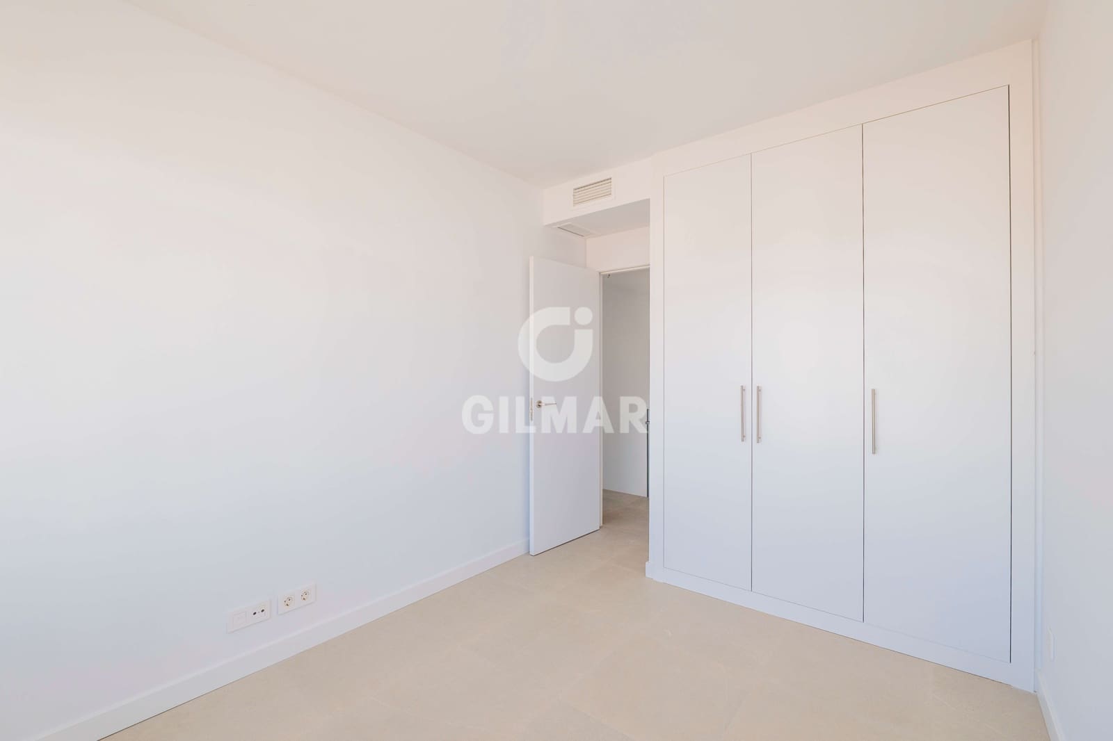 3 soveværelse Semi-Rækkehus til salg i Estepona med swimmingpool garage - € 1.050.000 (Ref: 9709103)