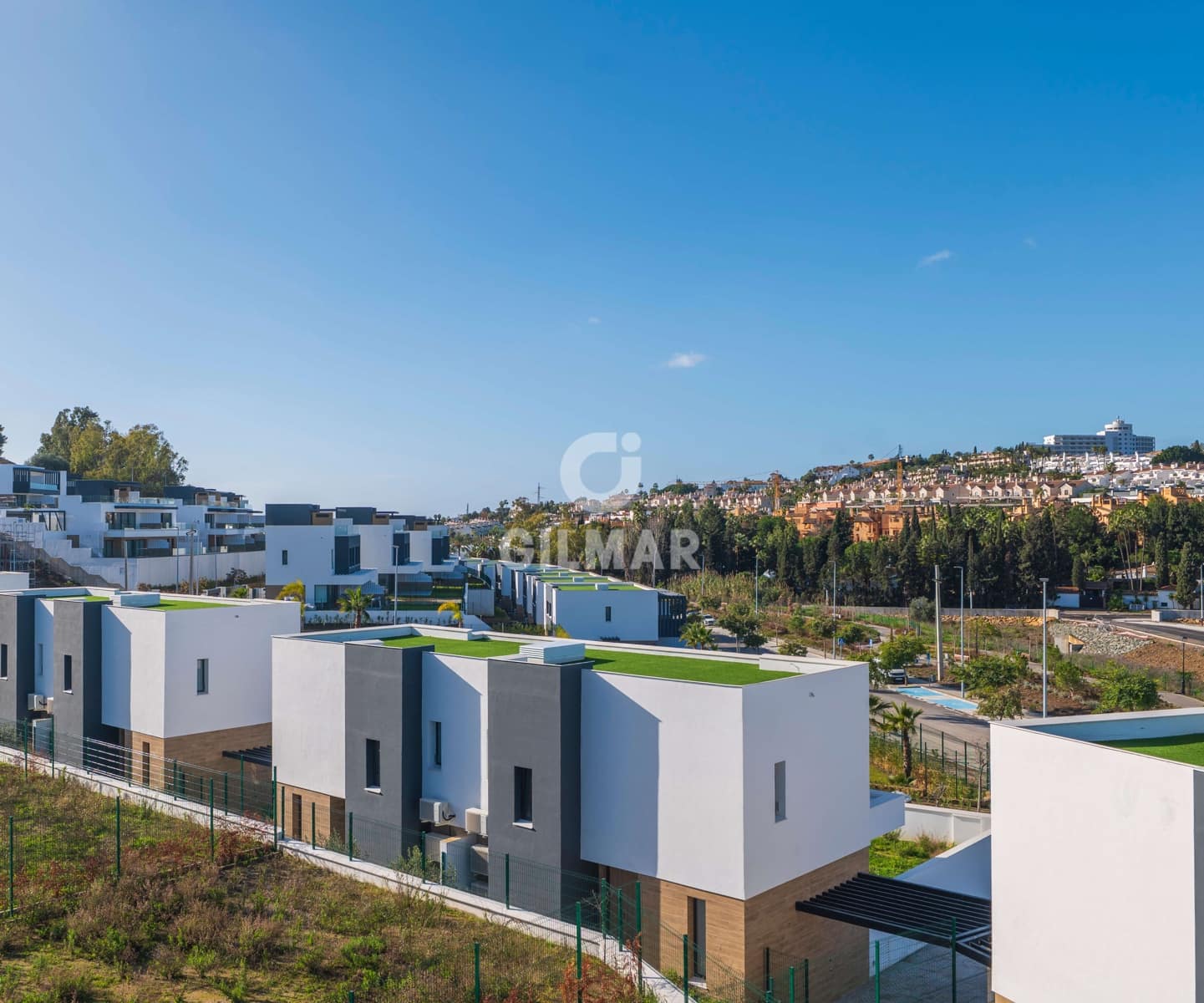 3 soveværelse Semi-Rækkehus til salg i Estepona med swimmingpool garage - € 1.050.000 (Ref: 9709103)