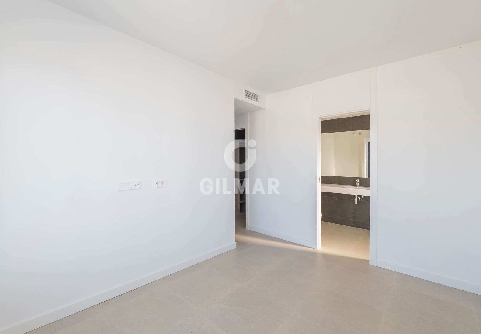 3 soveværelse Semi-Rækkehus til salg i Estepona med swimmingpool garage - € 1.050.000 (Ref: 9709103)