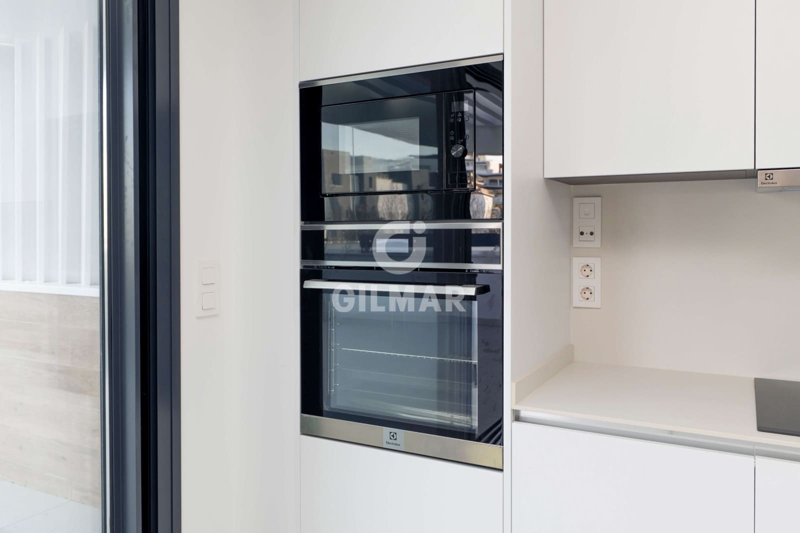 3 soveværelse Semi-Rækkehus til salg i Estepona med swimmingpool garage - € 1.050.000 (Ref: 9709103)