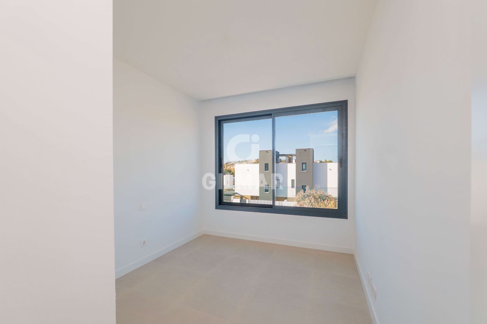 3 soveværelse Semi-Rækkehus til salg i Estepona med swimmingpool garage - € 1.050.000 (Ref: 9709103)