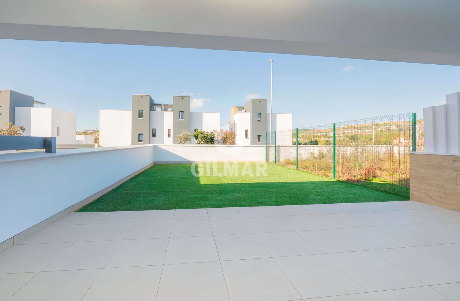 3 soveværelse Semi-Rækkehus til salg i Estepona med swimmingpool garage - € 1.050.000 (Ref: 9709103)