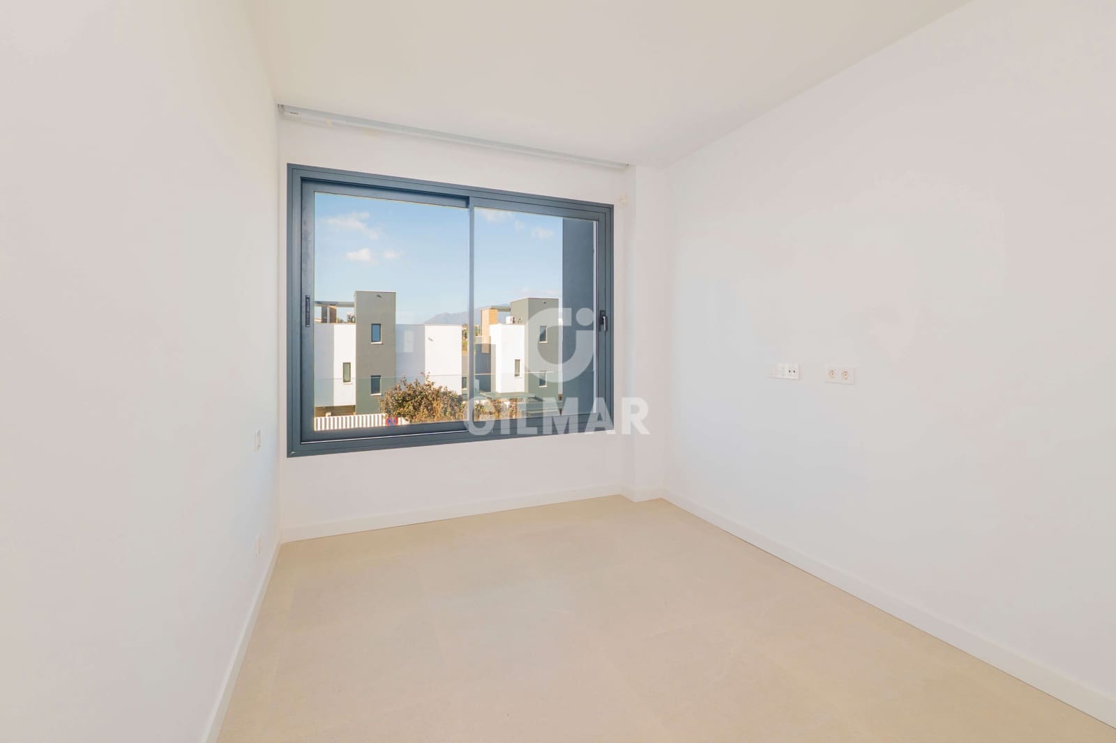 3 soveværelse Semi-Rækkehus til salg i Estepona med swimmingpool garage - € 1.050.000 (Ref: 9709103)