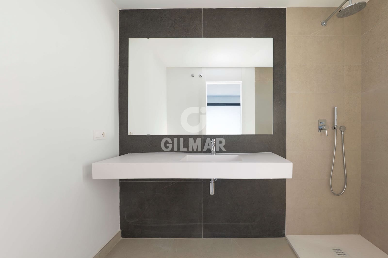 3 soveværelse Semi-Rækkehus til salg i Estepona med swimmingpool garage - € 1.050.000 (Ref: 9709103)