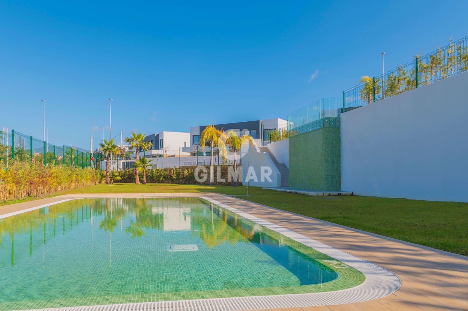 3 soveværelse Semi-Rækkehus til salg i Estepona med swimmingpool garage - € 1.050.000 (Ref: 9709103)