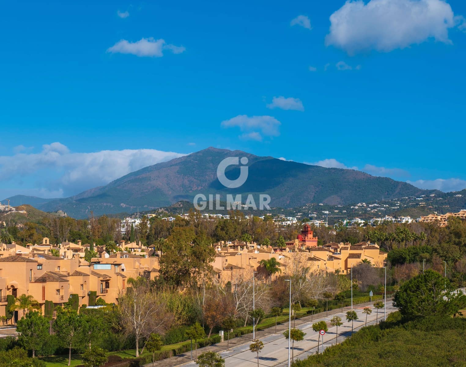 3 soveværelse Semi-Rækkehus til salg i Estepona med swimmingpool garage - € 1.050.000 (Ref: 9709103)