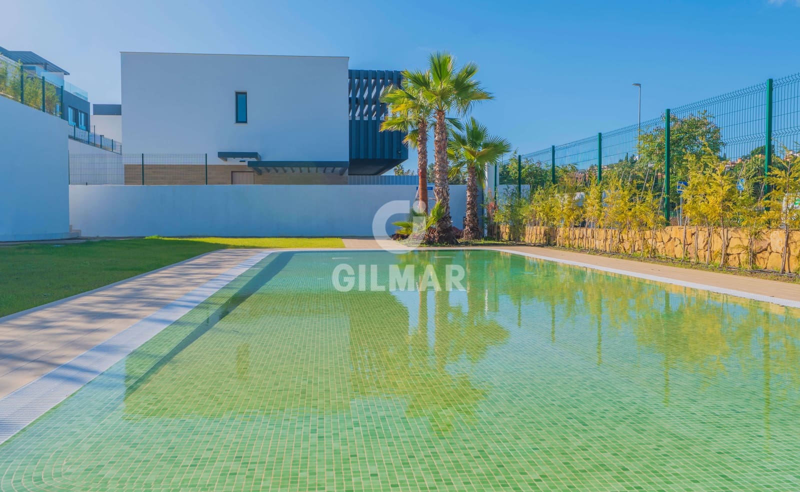 3 soveværelse Semi-Rækkehus til salg i Estepona med swimmingpool garage - € 1.050.000 (Ref: 9709103)