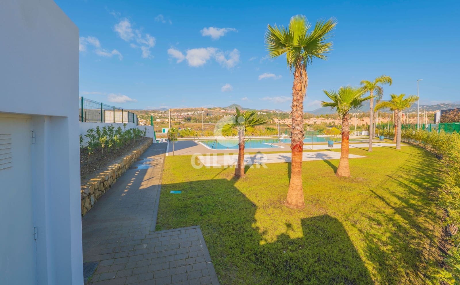 3 soveværelse Semi-Rækkehus til salg i Estepona med swimmingpool garage - € 1.050.000 (Ref: 9709103)