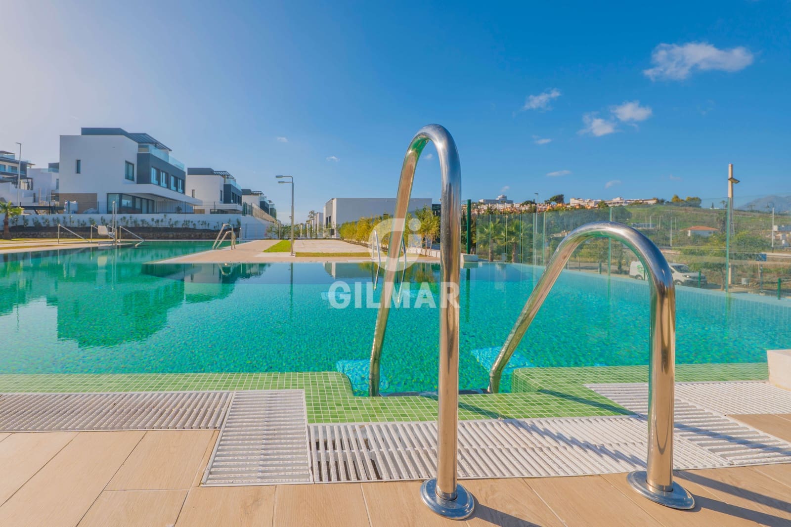 3 soveværelse Semi-Rækkehus til salg i Estepona med swimmingpool garage - € 1.050.000 (Ref: 9709103)