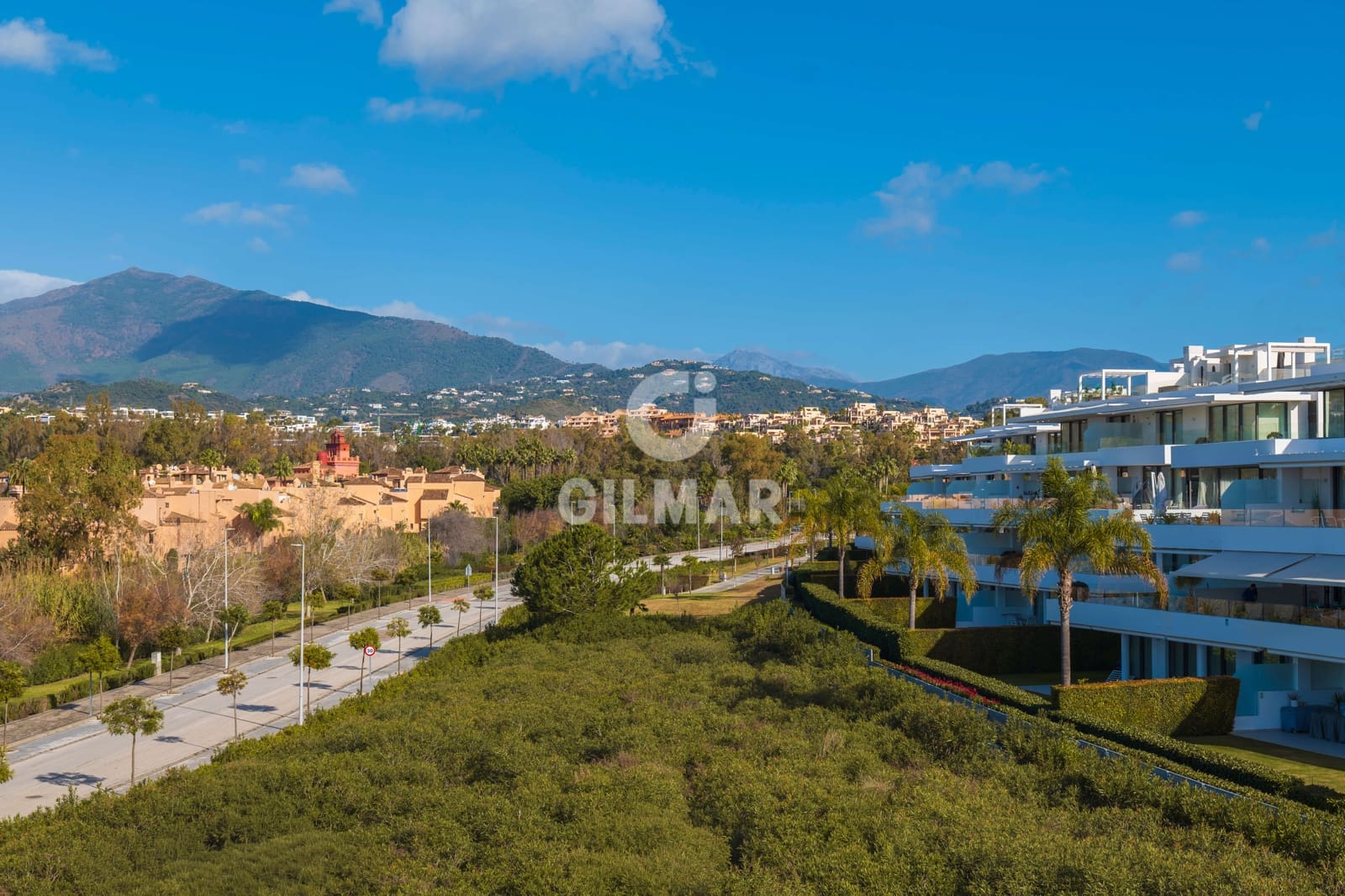 3 soveværelse Semi-Rækkehus til salg i Estepona med swimmingpool garage - € 1.050.000 (Ref: 9709103)