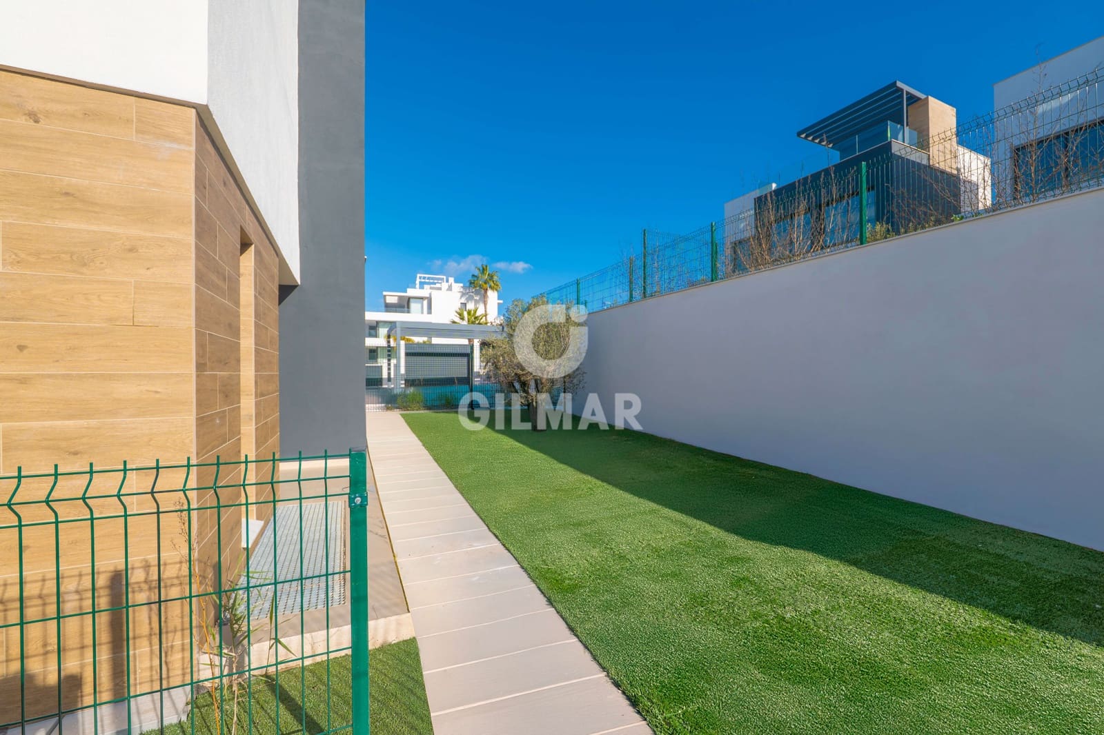 3 soveværelse Semi-Rækkehus til salg i Estepona med swimmingpool garage - € 1.050.000 (Ref: 9709103)