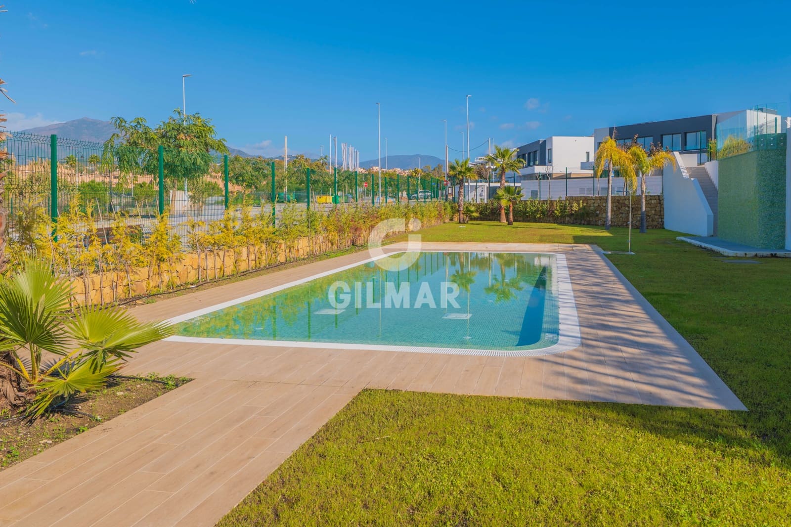 3 soveværelse Semi-Rækkehus til salg i Estepona med swimmingpool garage - € 1.050.000 (Ref: 9709103)