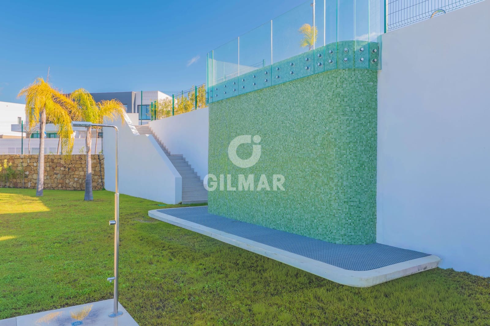 3 soveværelse Semi-Rækkehus til salg i Estepona med swimmingpool garage - € 1.050.000 (Ref: 9709103)