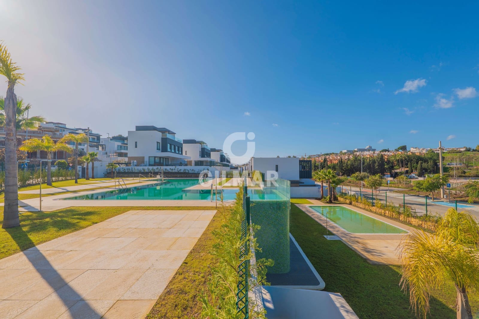 3 soveværelse Semi-Rækkehus til salg i Estepona med swimmingpool garage - € 1.050.000 (Ref: 9709103)