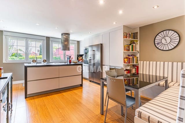 4 soverom Rekkehus til salgs i Majadahonda med svømmebasseng garasje - € 1 620 000 (Ref: 9730496)