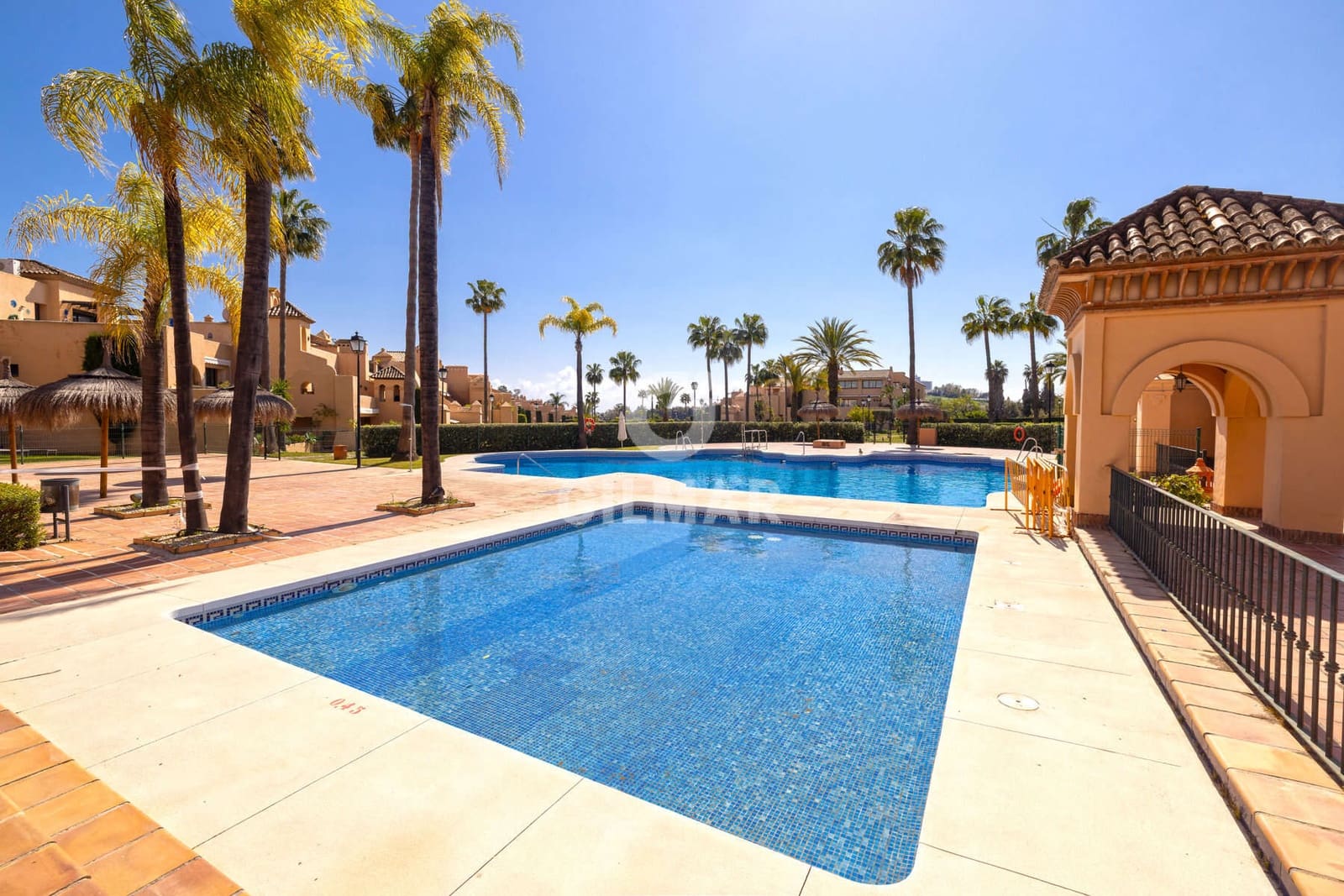 2 sovrum Lägenhet till salu i Estepona med pool garage - 435 000 € (Ref: 9731503)