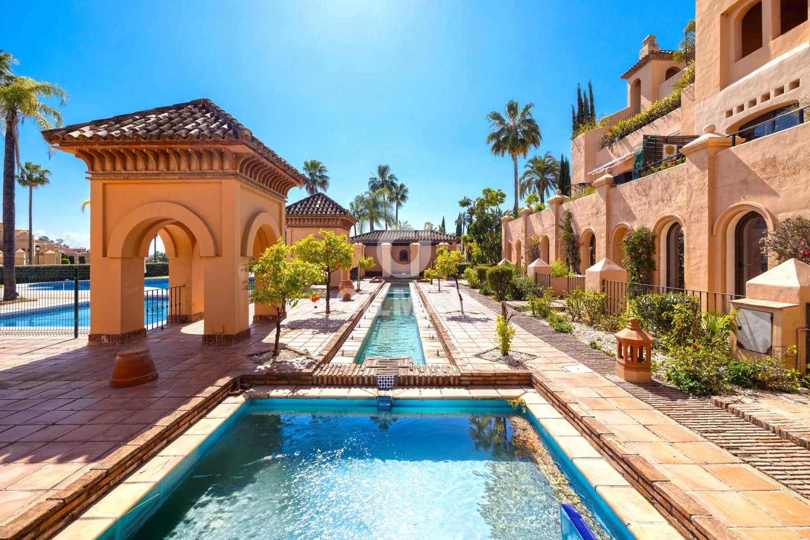 2 sovrum Lägenhet till salu i Estepona med pool garage - 435 000 € (Ref: 9731503)