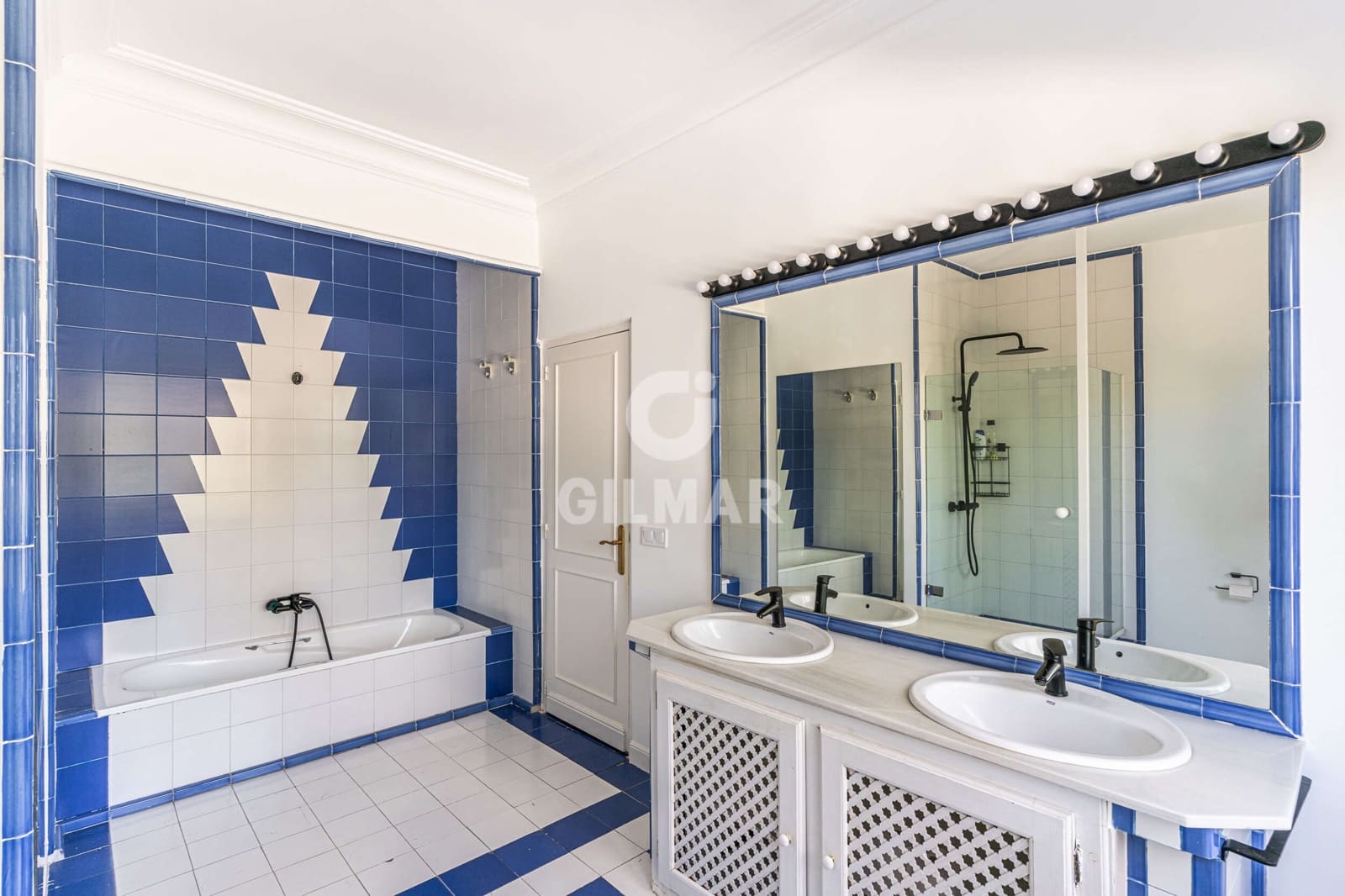 5 bedroom Villa for sale in Villanueva de la Canada with garage - € 1,750,000 (Ref: 9733628)