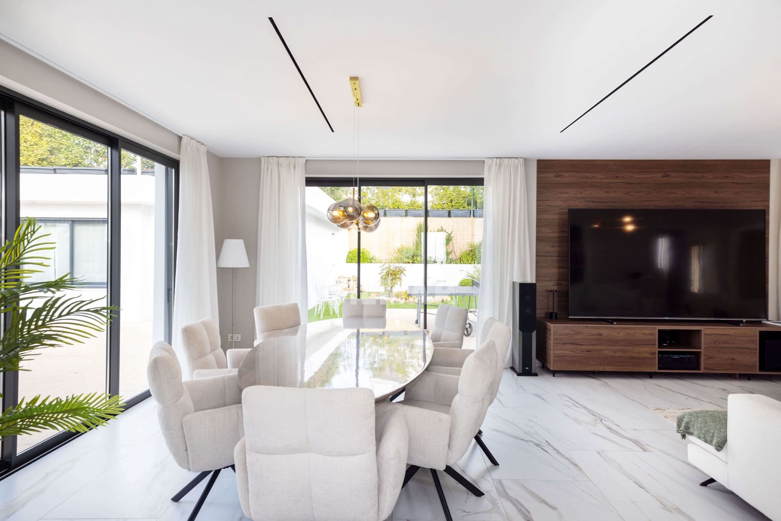 6 bedroom Villa for sale in Benalmadena Costa with pool garage - € 2,250,000 (Ref: 9734061)