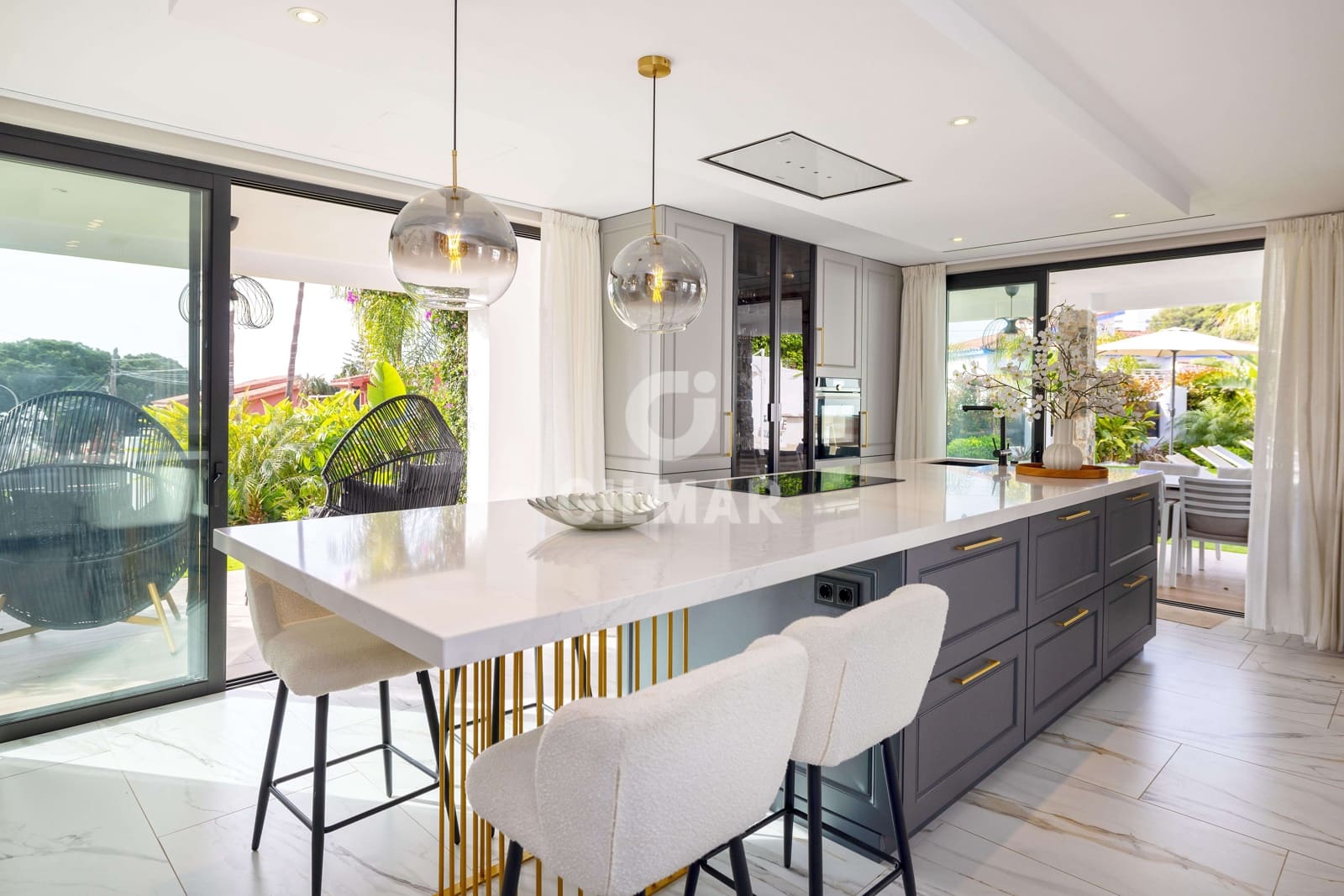 6 bedroom Villa for sale in Benalmadena Costa with pool garage - € 2,250,000 (Ref: 9734061)