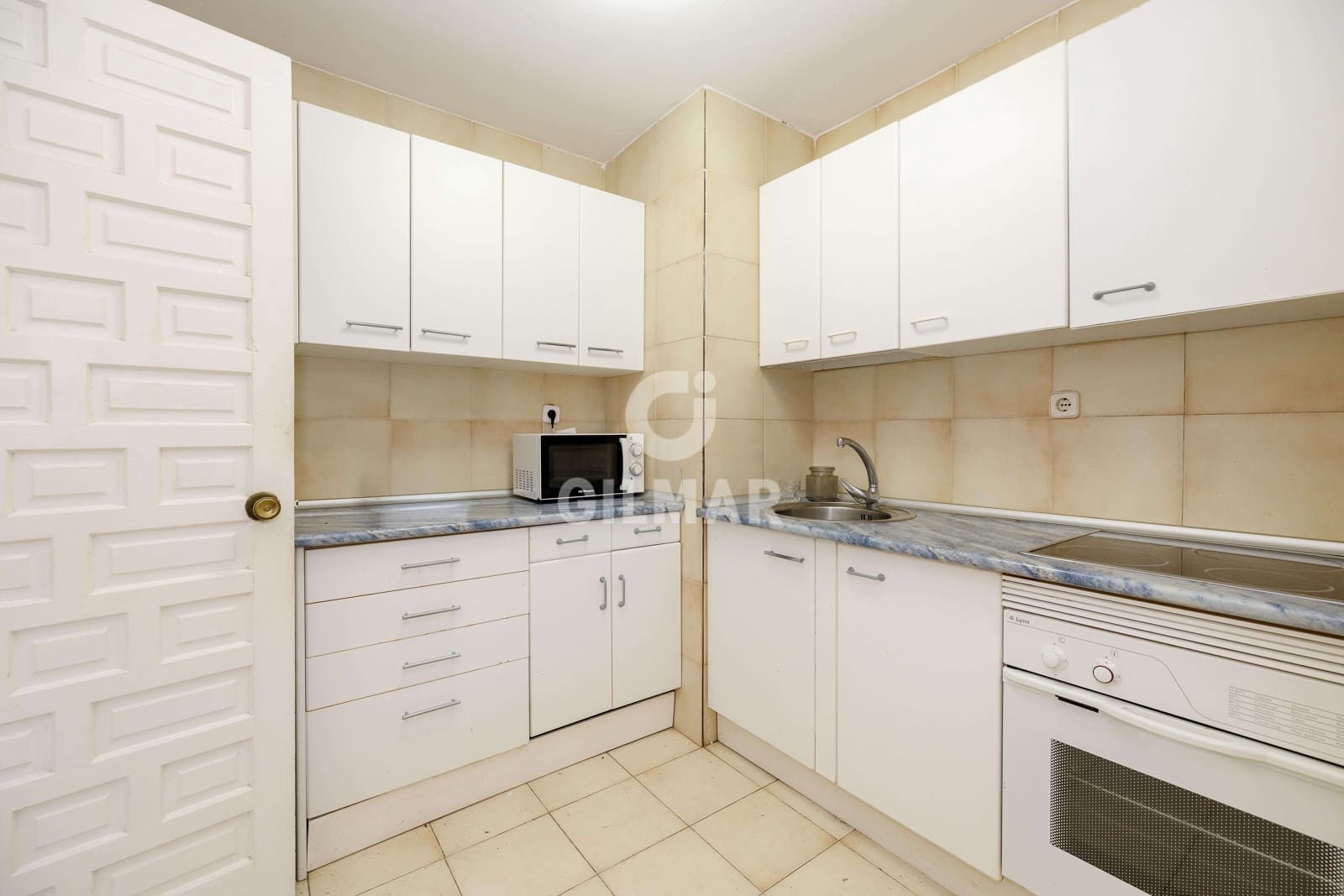 2 bedroom Flat for sale in Nueva Andalucia with pool garage - € 525,000 (Ref: 9747333)