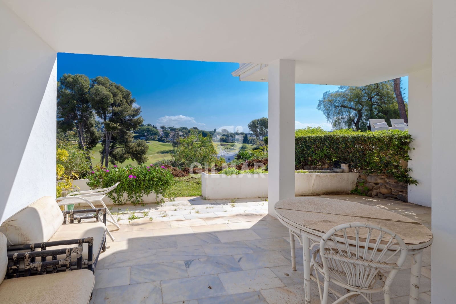 2 bedroom Flat for sale in Nueva Andalucia with pool garage - € 525,000 (Ref: 9747333)