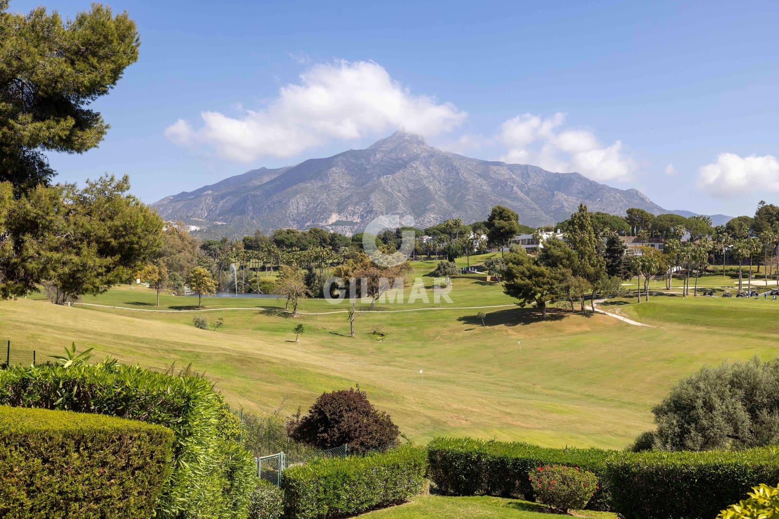 2 bedroom Flat for sale in Nueva Andalucia with pool garage - € 525,000 (Ref: 9747333)