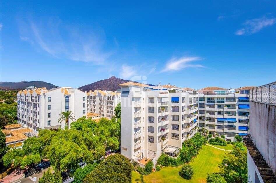 3 bedroom Penthouse for sale in Nueva Andalucia with pool garage - € 1,197,000 (Ref: 9747388)