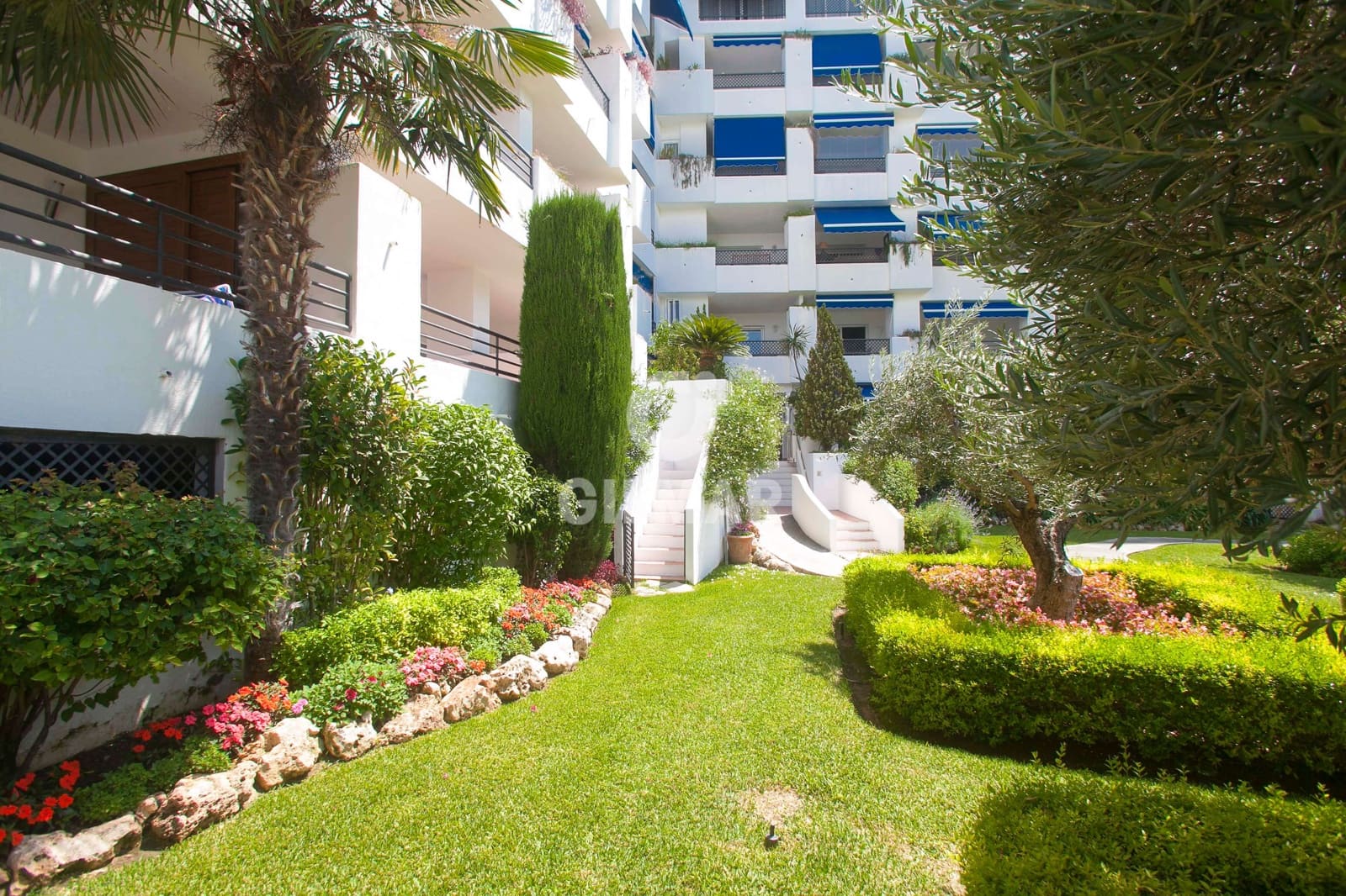 3 bedroom Penthouse for sale in Nueva Andalucia with pool garage - € 1,197,000 (Ref: 9747388)