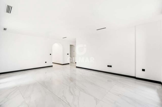 3 quarto Apartamento para venda em Puerto Banus, Marbella com piscina - 790 000 € (Ref: 9747389)